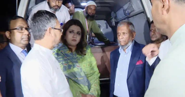 নিহত প্রবাসীর মরদেহ গ্রহণ করা হচ্ছে